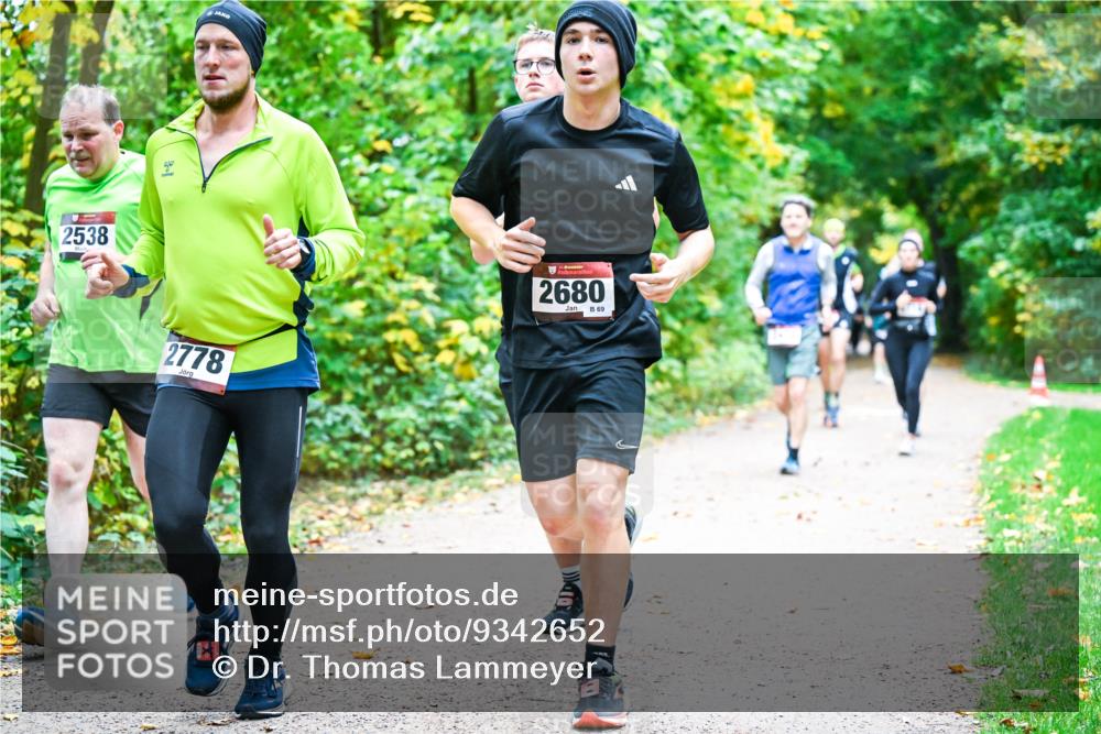 12.10.2025 - Bramfelder Halbmarathon 2025 Dr. Thomas Lammeyer http://msf.ph/oto/9342652 12.10.2025 09:55:35 Laufen 2538, 2778, 2680, 69 meine-sportfotos.de