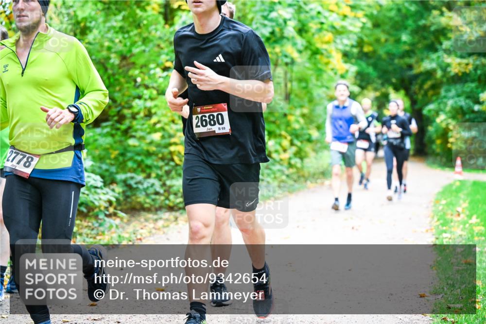 12.10.2025 - Bramfelder Halbmarathon 2025 Dr. Thomas Lammeyer http://msf.ph/oto/9342654 12.10.2025 09:55:35 Laufen 2778, 34, 2680, 69 meine-sportfotos.de