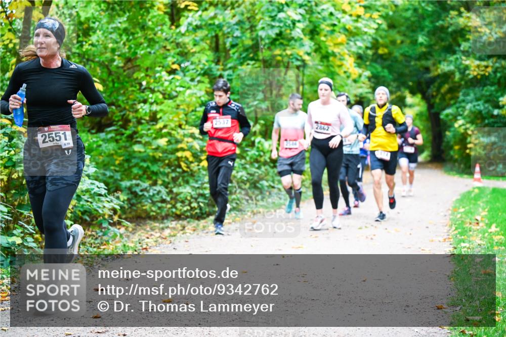 12.10.2025 - Bramfelder Halbmarathon 2025 Dr. Thomas Lammeyer http://msf.ph/oto/9342762 12.10.2025 09:55:53 Laufen 2551, 59, 2537, 2862, 674 meine-sportfotos.de