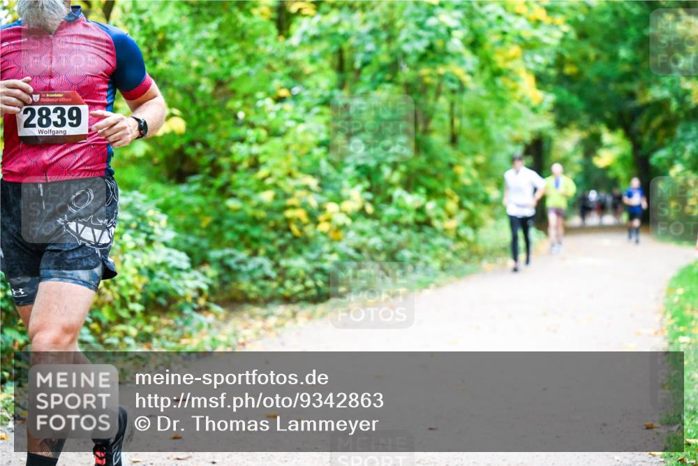 12.10.2025 - Bramfelder Halbmarathon 2025 Dr. Thomas Lammeyer http://msf.ph/oto/9342863 12.10.2025 09:56:17 Laufen 34, 2839 meine-sportfotos.de