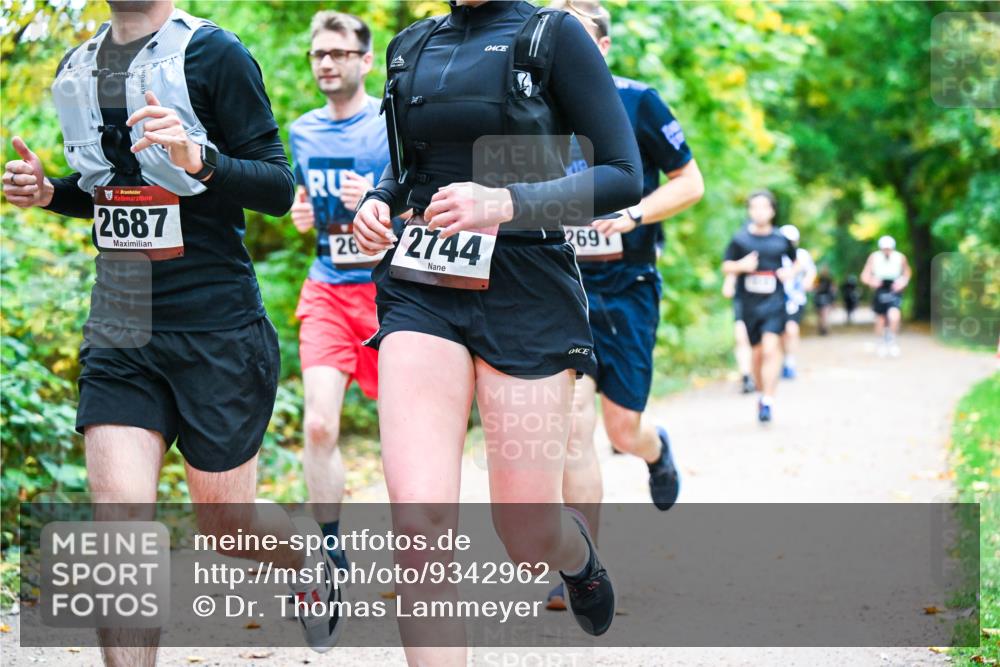 12.10.2025 - Bramfelder Halbmarathon 2025 Dr. Thomas Lammeyer http://msf.ph/oto/9342962 12.10.2025 09:56:43 Laufen 34, 2687, 26, 2744, 2697 meine-sportfotos.de