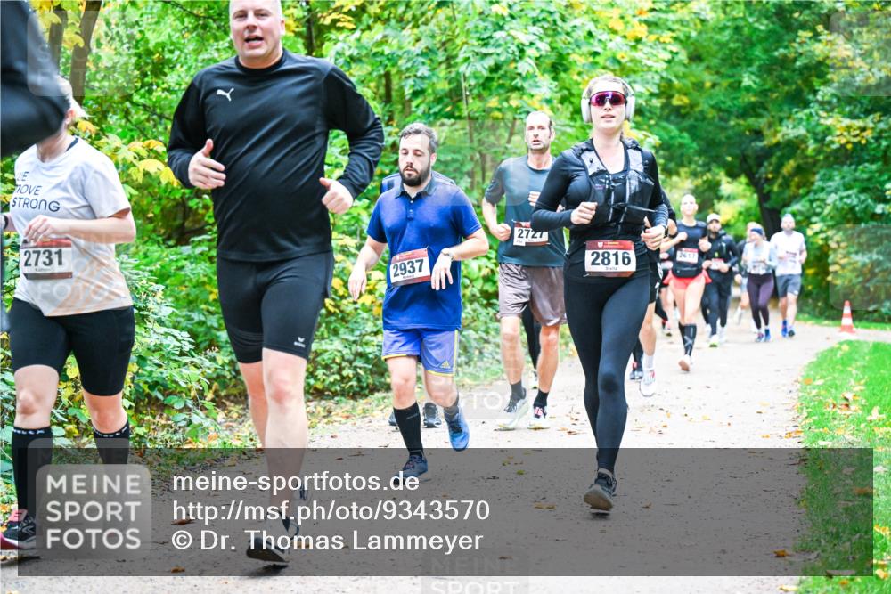 12.10.2025 - Bramfelder Halbmarathon 2025 Dr. Thomas Lammeyer http://msf.ph/oto/9343570 12.10.2025 09:58:50 Laufen 20, 2731, 2937, 2727, 2816, 2617 meine-sportfotos.de