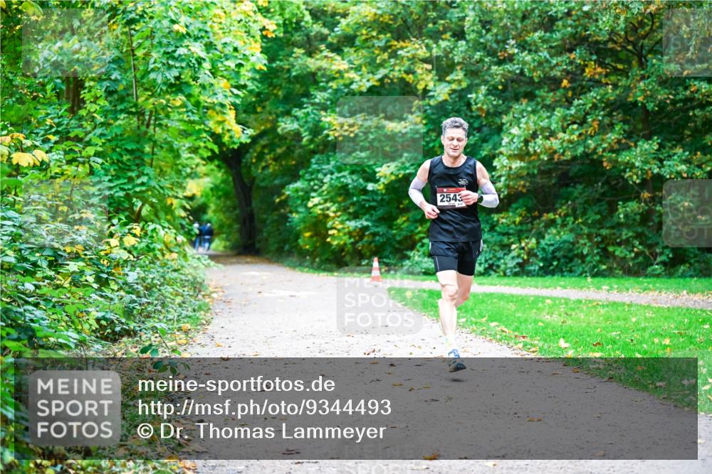 12.10.2025 - Bramfelder Halbmarathon 2025 Dr. Thomas Lammeyer http://msf.ph/oto/9344493 12.10.2025 10:09:48 Laufen 2543 meine-sportfotos.de