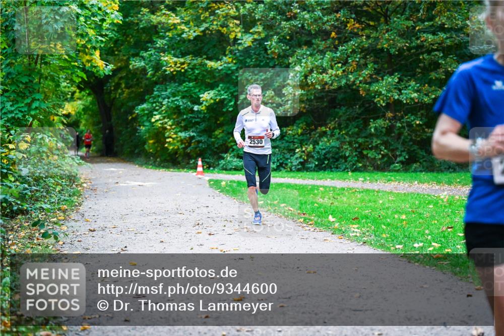 12.10.2025 - Bramfelder Halbmarathon 2025 Dr. Thomas Lammeyer http://msf.ph/oto/9344600 12.10.2025 10:11:15 Laufen 2530 meine-sportfotos.de