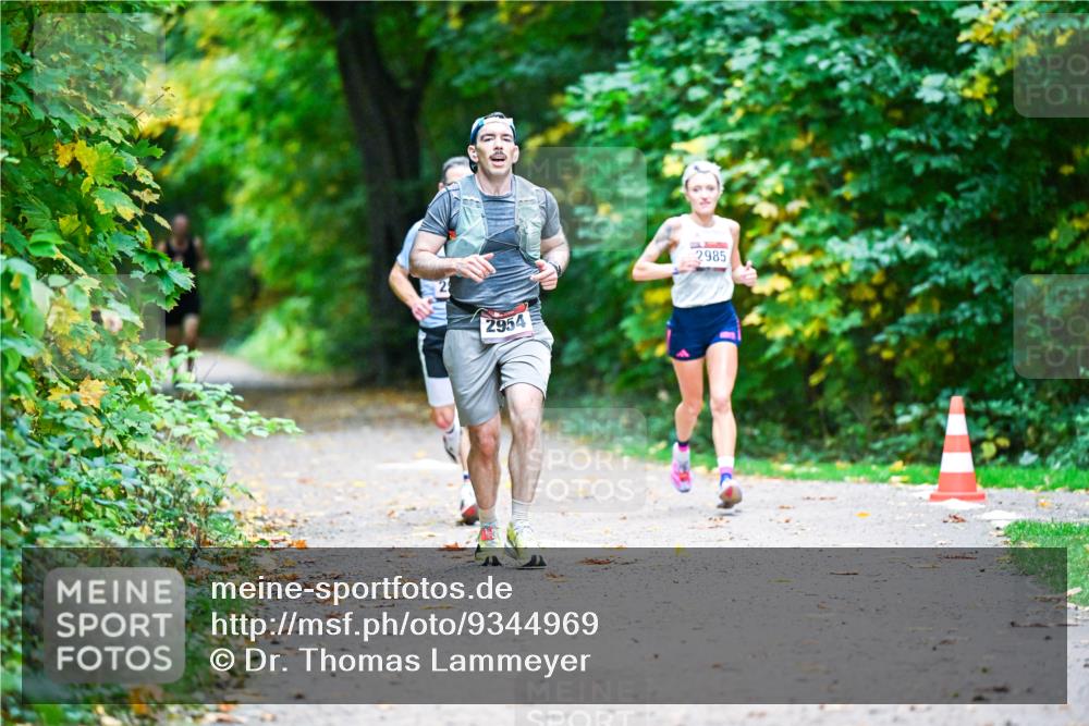 12.10.2025 - Bramfelder Halbmarathon 2025 Dr. Thomas Lammeyer http://msf.ph/oto/9344969 12.10.2025 10:13:28 Laufen 2954, 2985 meine-sportfotos.de