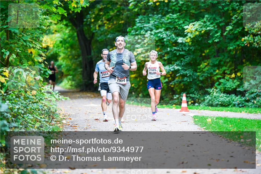 12.10.2025 - Bramfelder Halbmarathon 2025 Dr. Thomas Lammeyer http://msf.ph/oto/9344977 12.10.2025 10:13:29 Laufen 2984, 2954, 2985 meine-sportfotos.de