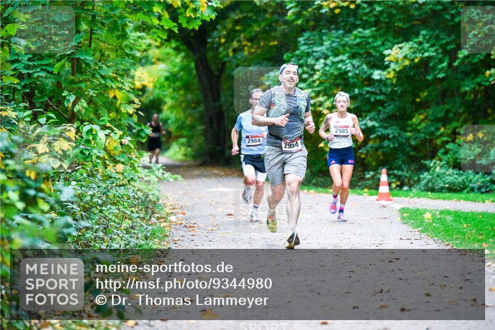 12.10.2025 - Bramfelder Halbmarathon 2025 Dr. Thomas Lammeyer http://msf.ph/oto/9344980 12.10.2025 10:13:30 Laufen 2984, 2954, 2985 meine-sportfotos.de