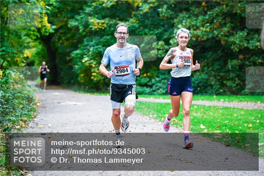 12.10.2025 - Bramfelder Halbmarathon 2025 Dr. Thomas Lammeyer http://msf.ph/oto/9345003 12.10.2025 10:13:34 Laufen 2984, 985 meine-sportfotos.de
