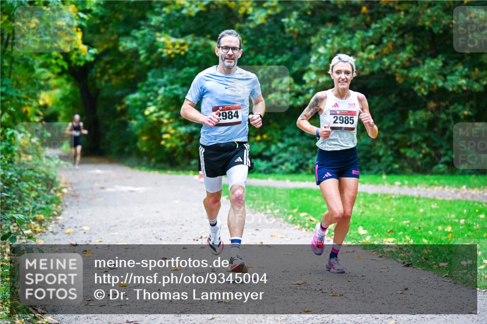 12.10.2025 - Bramfelder Halbmarathon 2025 Dr. Thomas Lammeyer http://msf.ph/oto/9345004 12.10.2025 10:13:34 Laufen 984, 2985 meine-sportfotos.de