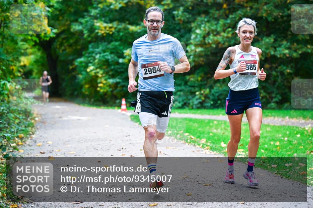 12.10.2025 - Bramfelder Halbmarathon 2025 Dr. Thomas Lammeyer http://msf.ph/oto/9345007 12.10.2025 10:13:34 Laufen 2984, 985 meine-sportfotos.de