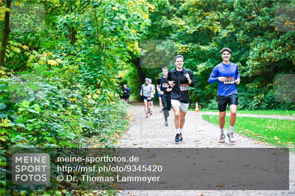 12.10.2025 - Bramfelder Halbmarathon 2025 Dr. Thomas Lammeyer http://msf.ph/oto/9345420 12.10.2025 10:15:45 Laufen 2934, 2753, 2845 meine-sportfotos.de