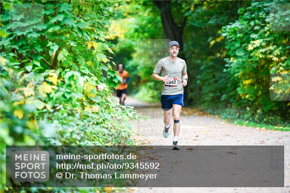 12.10.2025 - Bramfelder Halbmarathon 2025 Dr. Thomas Lammeyer http://msf.ph/oto/9345592 12.10.2025 10:16:40 Laufen 942 meine-sportfotos.de