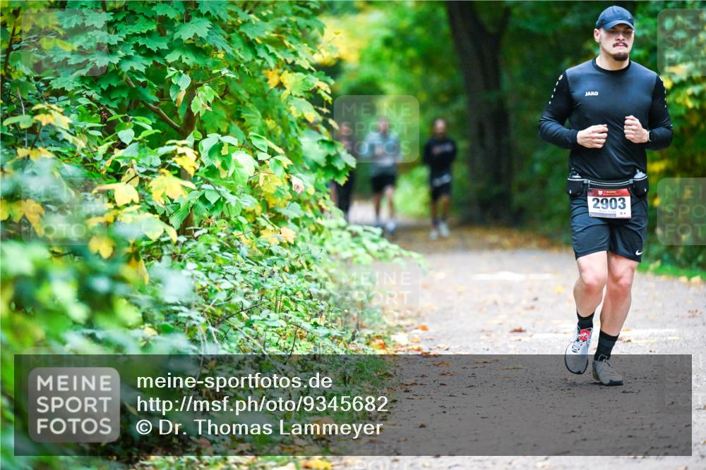 12.10.2025 - Bramfelder Halbmarathon 2025 Dr. Thomas Lammeyer http://msf.ph/oto/9345682 12.10.2025 10:17:05 Laufen 2903 meine-sportfotos.de