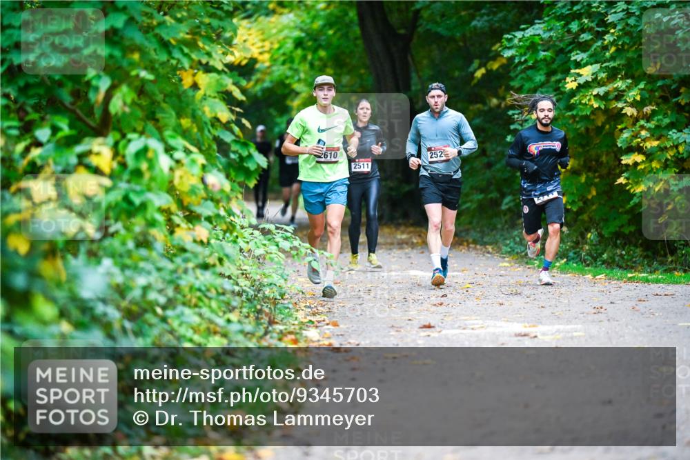 12.10.2025 - Bramfelder Halbmarathon 2025 Dr. Thomas Lammeyer http://msf.ph/oto/9345703 12.10.2025 10:17:11 Laufen 2610, 252, 2511 meine-sportfotos.de