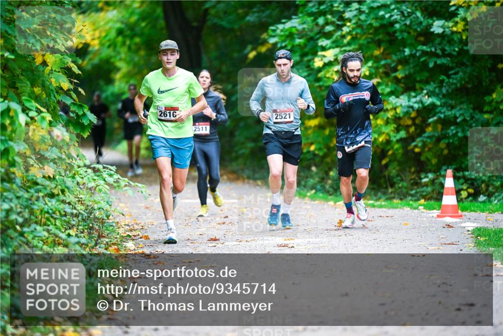 12.10.2025 - Bramfelder Halbmarathon 2025 Dr. Thomas Lammeyer http://msf.ph/oto/9345714 12.10.2025 10:17:13 Laufen 2616, 2511, 2521 meine-sportfotos.de