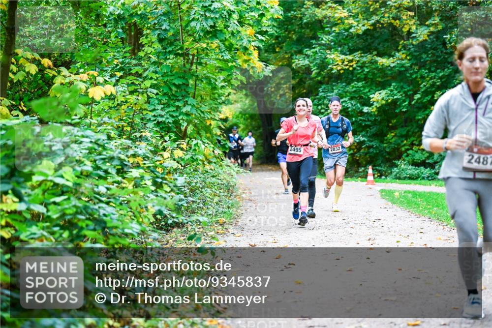12.10.2025 - Bramfelder Halbmarathon 2025 Dr. Thomas Lammeyer http://msf.ph/oto/9345837 12.10.2025 10:17:42 Laufen 2495, 2832, 2487 meine-sportfotos.de