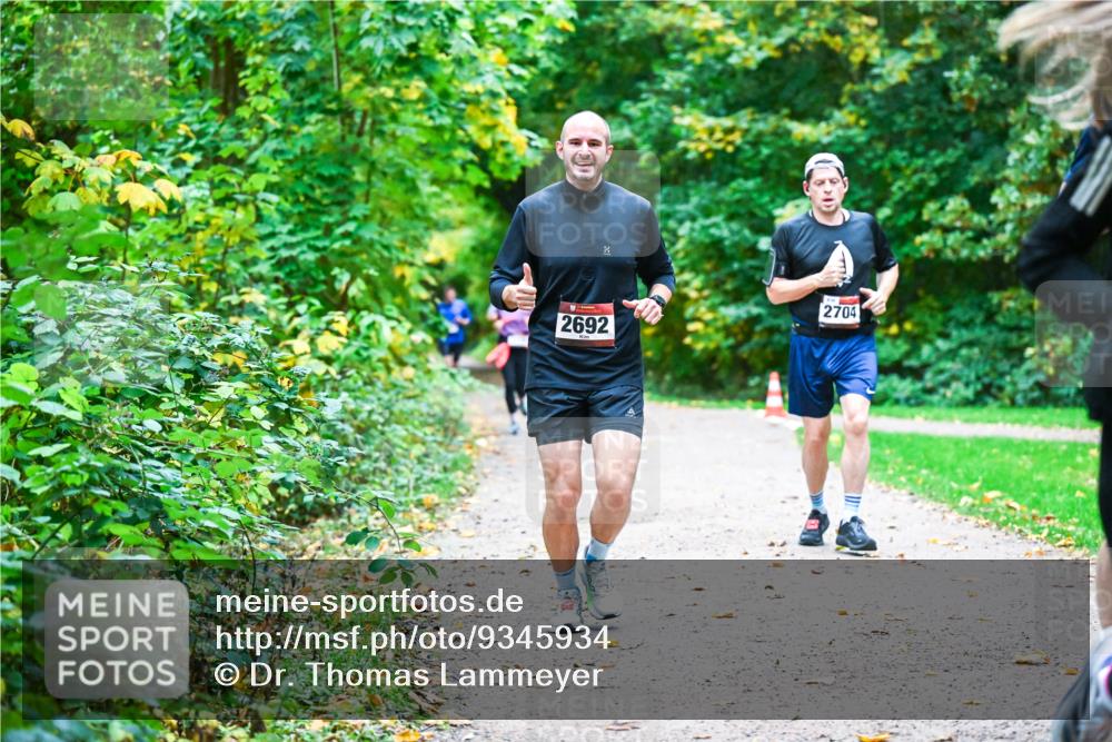 12.10.2025 - Bramfelder Halbmarathon 2025 Dr. Thomas Lammeyer http://msf.ph/oto/9345934 12.10.2025 10:17:58 Laufen 2704, 2692 meine-sportfotos.de