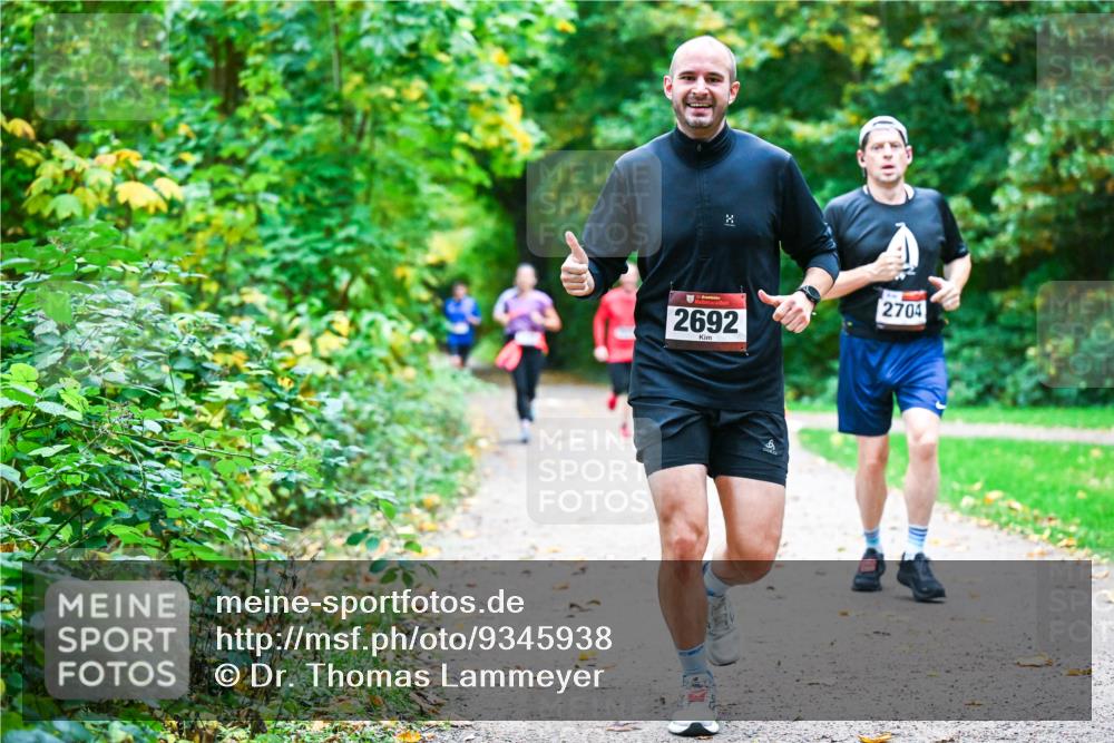 12.10.2025 - Bramfelder Halbmarathon 2025 Dr. Thomas Lammeyer http://msf.ph/oto/9345938 12.10.2025 10:17:59 Laufen 2692, 2704 meine-sportfotos.de