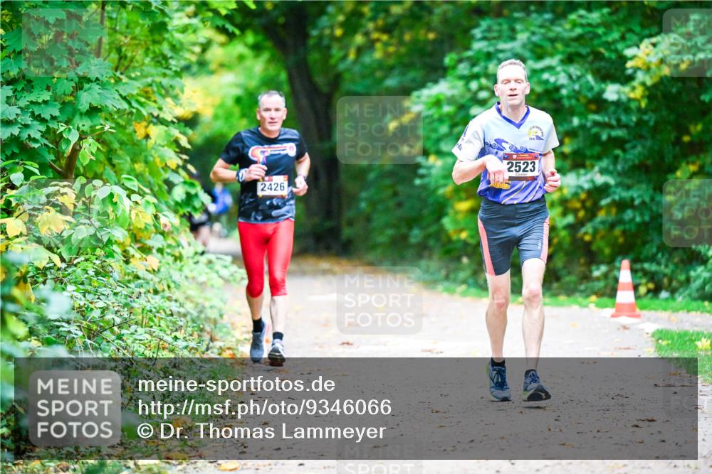 12.10.2025 - Bramfelder Halbmarathon 2025 Dr. Thomas Lammeyer http://msf.ph/oto/9346066 12.10.2025 10:18:35 Laufen 2523, 2426 meine-sportfotos.de