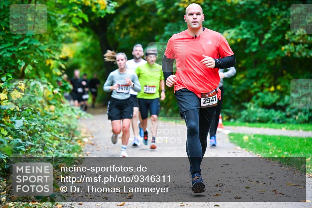 12.10.2025 - Bramfelder Halbmarathon 2025 Dr. Thomas Lammeyer http://msf.ph/oto/9346311 12.10.2025 10:19:42 Laufen 1970, 2541 meine-sportfotos.de