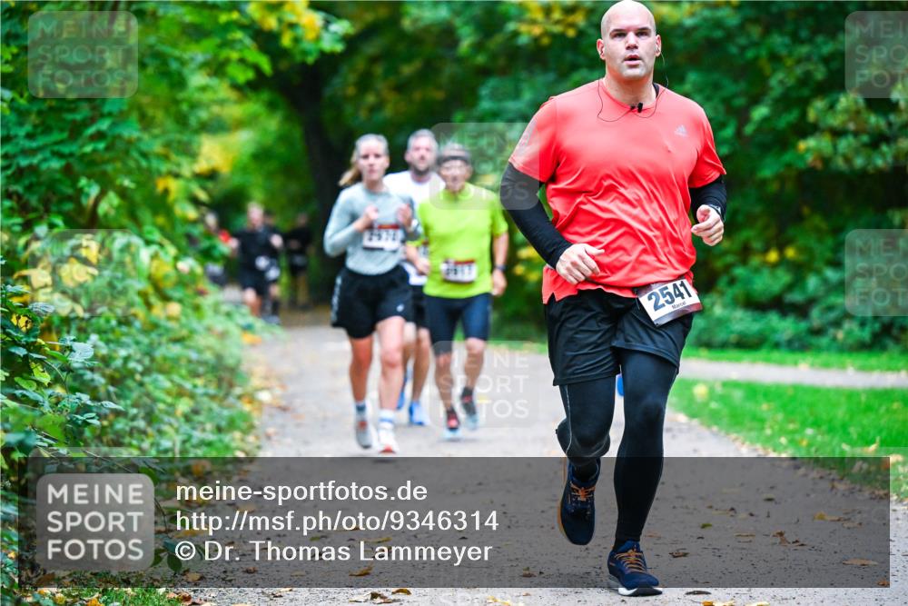 12.10.2025 - Bramfelder Halbmarathon 2025 Dr. Thomas Lammeyer http://msf.ph/oto/9346314 12.10.2025 10:19:42 Laufen 2541 meine-sportfotos.de
