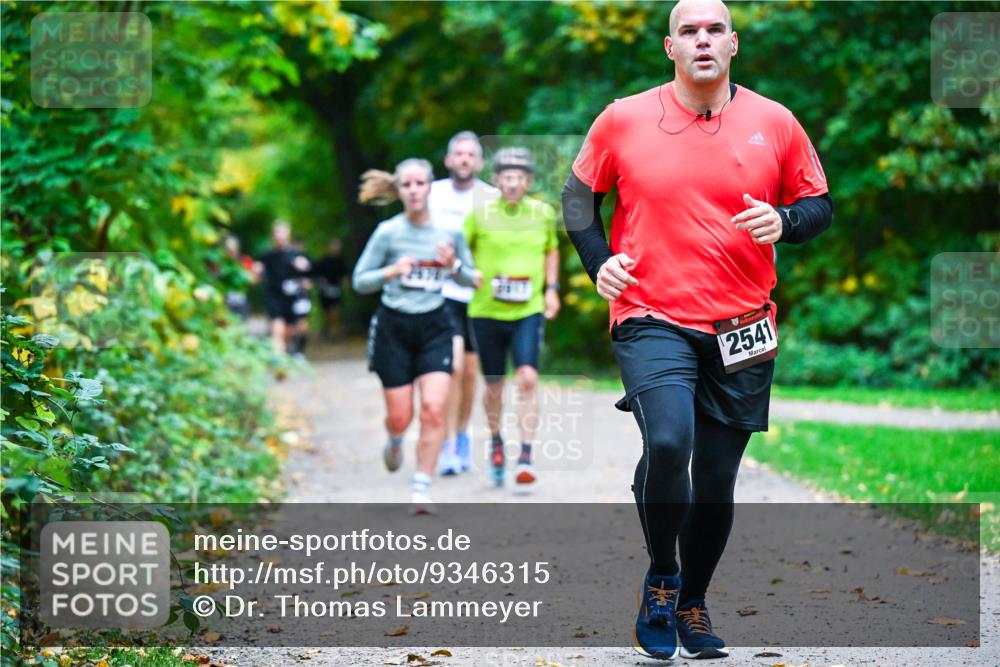 12.10.2025 - Bramfelder Halbmarathon 2025 Dr. Thomas Lammeyer http://msf.ph/oto/9346315 12.10.2025 10:19:42 Laufen 2541 meine-sportfotos.de