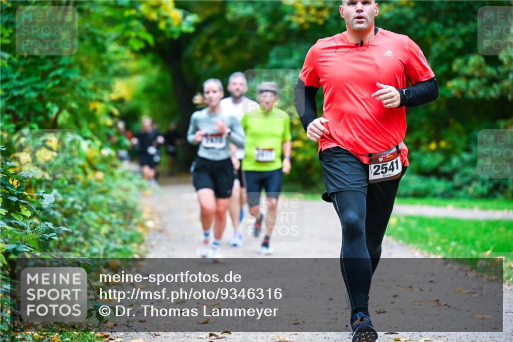 12.10.2025 - Bramfelder Halbmarathon 2025 Dr. Thomas Lammeyer http://msf.ph/oto/9346316 12.10.2025 10:19:42 Laufen 2541 meine-sportfotos.de