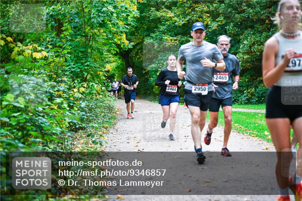 12.10.2025 - Bramfelder Halbmarathon 2025 Dr. Thomas Lammeyer http://msf.ph/oto/9346857 12.10.2025 10:21:46 Laufen 2657, 2484, 2950, 2469, 97 meine-sportfotos.de