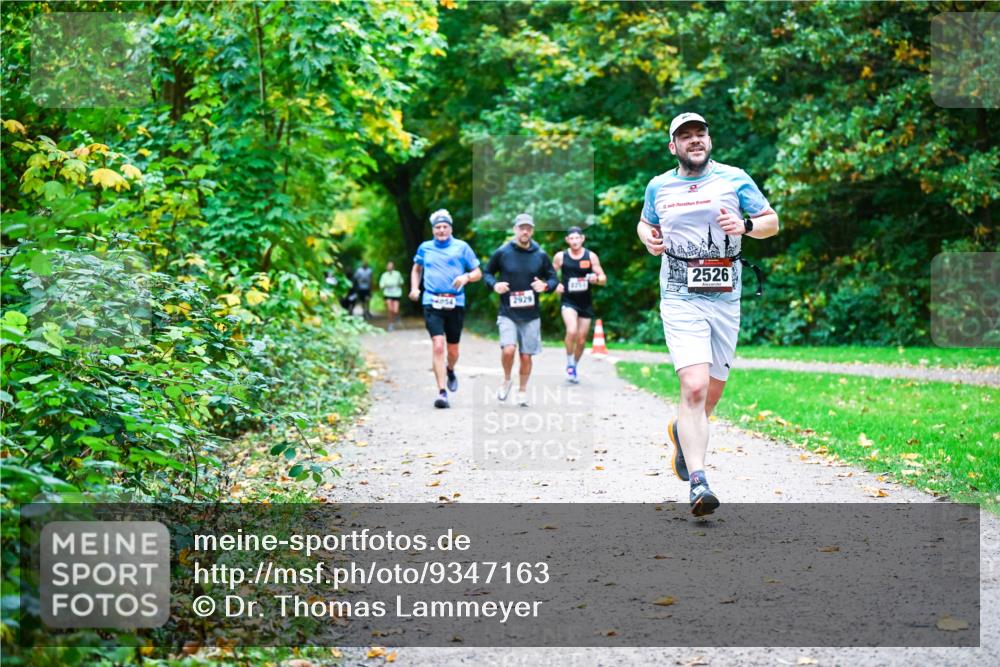 12.10.2025 - Bramfelder Halbmarathon 2025 Dr. Thomas Lammeyer http://msf.ph/oto/9347163 12.10.2025 10:22:47 Laufen 054, 2929, 2526 meine-sportfotos.de