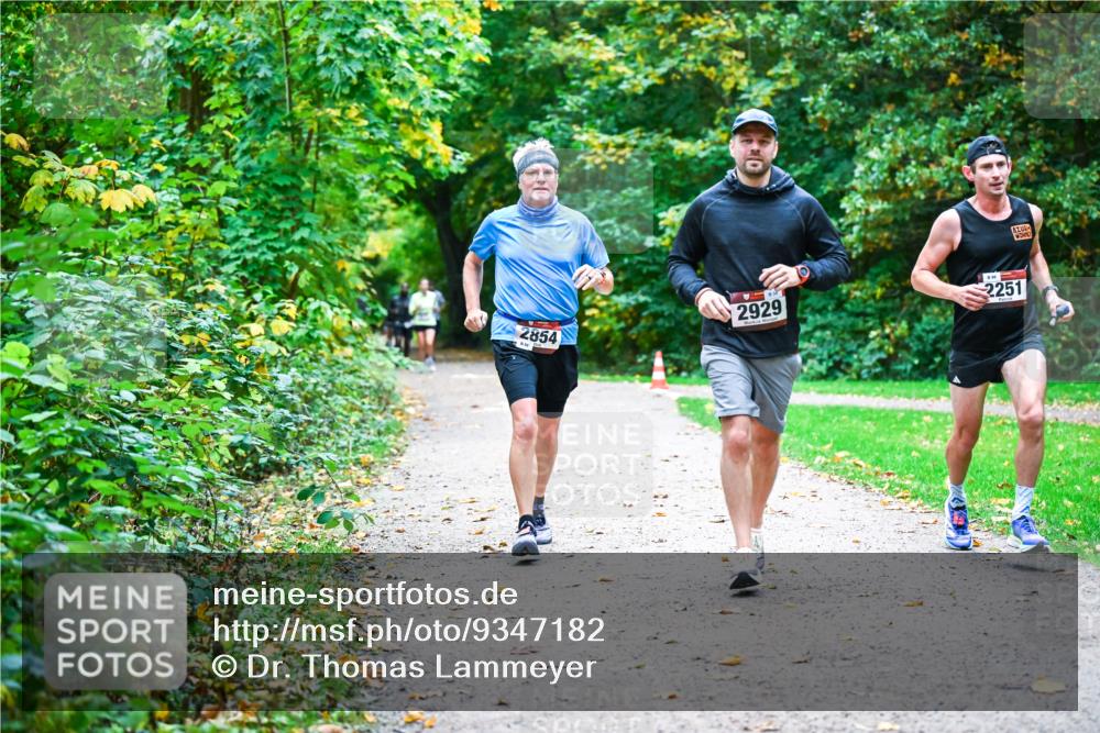 12.10.2025 - Bramfelder Halbmarathon 2025 Dr. Thomas Lammeyer http://msf.ph/oto/9347182 12.10.2025 10:22:50 Laufen 2929, 2854, 2251 meine-sportfotos.de