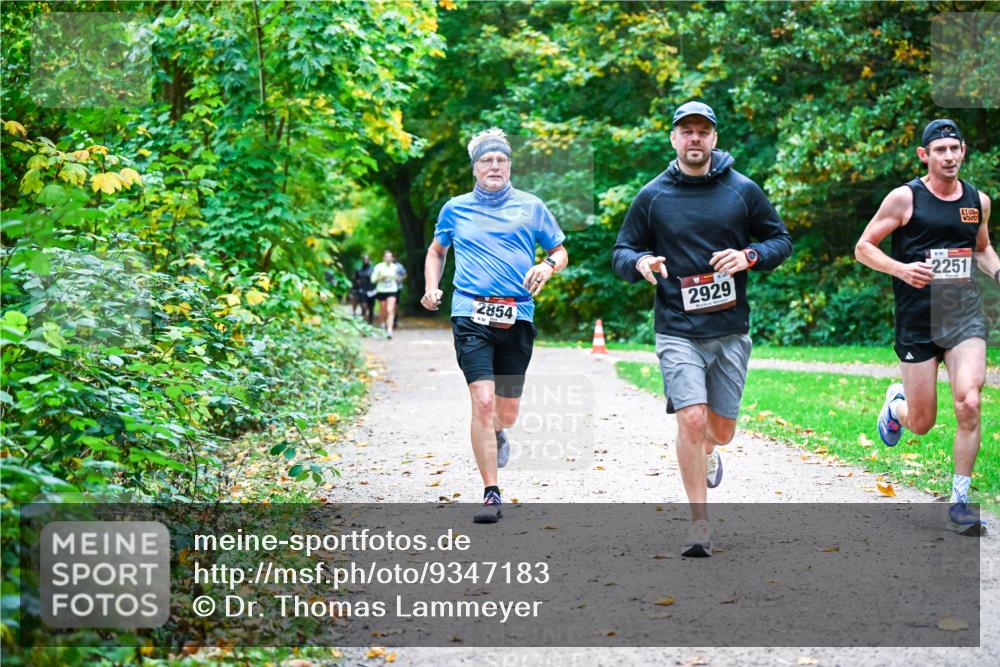 12.10.2025 - Bramfelder Halbmarathon 2025 Dr. Thomas Lammeyer http://msf.ph/oto/9347183 12.10.2025 10:22:50 Laufen 2854, 2929, 896, 2251 meine-sportfotos.de