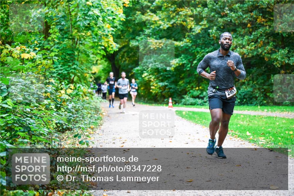 12.10.2025 - Bramfelder Halbmarathon 2025 Dr. Thomas Lammeyer http://msf.ph/oto/9347228 12.10.2025 10:23:02 Laufen 2481 meine-sportfotos.de