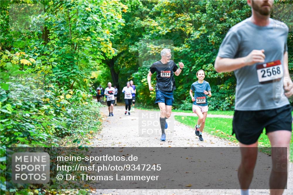 12.10.2025 - Bramfelder Halbmarathon 2025 Dr. Thomas Lammeyer http://msf.ph/oto/9347245 12.10.2025 10:23:09 Laufen 2614, 2737, 2568 meine-sportfotos.de