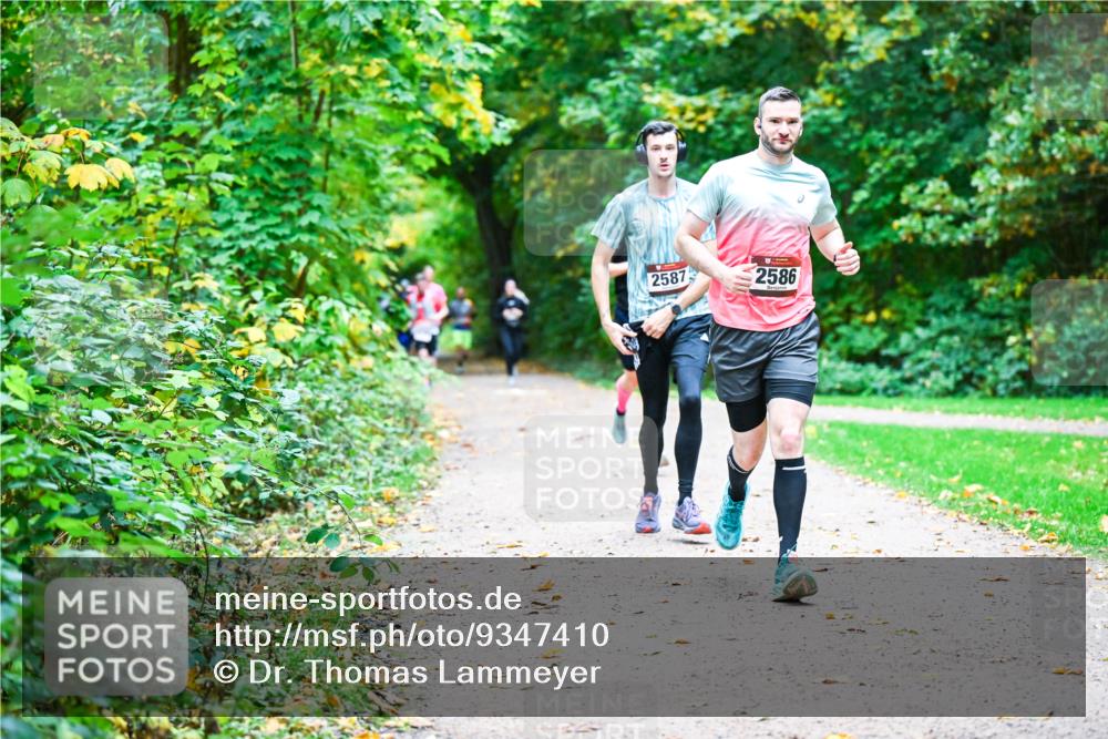 12.10.2025 - Bramfelder Halbmarathon 2025 Dr. Thomas Lammeyer http://msf.ph/oto/9347410 12.10.2025 10:23:41 Laufen 2587, 2586 meine-sportfotos.de
