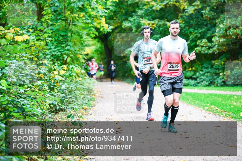 12.10.2025 - Bramfelder Halbmarathon 2025 Dr. Thomas Lammeyer http://msf.ph/oto/9347411 12.10.2025 10:23:42 Laufen 2587, 2586 meine-sportfotos.de