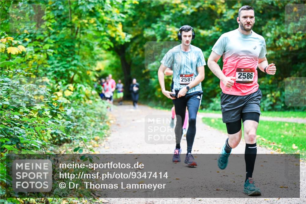 12.10.2025 - Bramfelder Halbmarathon 2025 Dr. Thomas Lammeyer http://msf.ph/oto/9347414 12.10.2025 10:23:42 Laufen 2587, 2586 meine-sportfotos.de