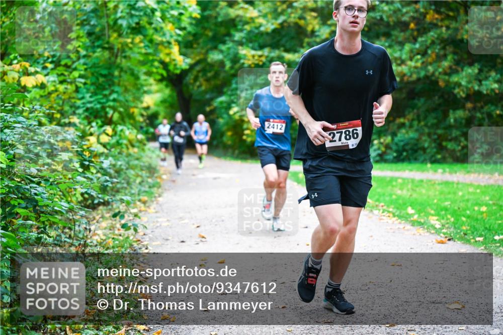 12.10.2025 - Bramfelder Halbmarathon 2025 Dr. Thomas Lammeyer http://msf.ph/oto/9347612 12.10.2025 10:24:23 Laufen 2412, 2786, 70 meine-sportfotos.de
