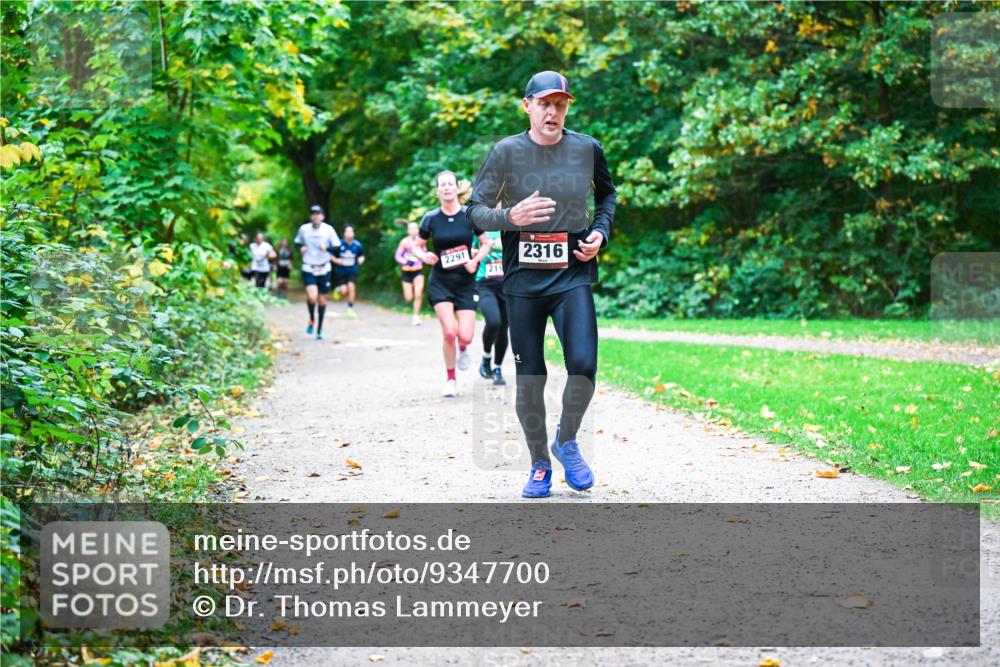 12.10.2025 - Bramfelder Halbmarathon 2025 Dr. Thomas Lammeyer http://msf.ph/oto/9347700 12.10.2025 10:24:44 Laufen 2291, 219, 2316 meine-sportfotos.de