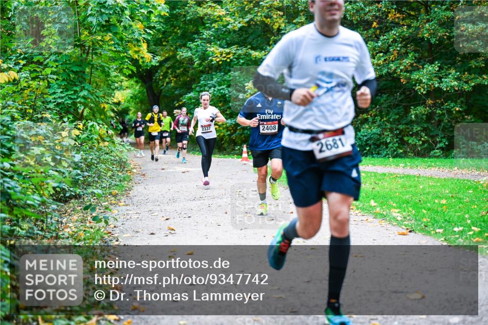 12.10.2025 - Bramfelder Halbmarathon 2025 Dr. Thomas Lammeyer http://msf.ph/oto/9347742 12.10.2025 10:24:51 Laufen 2900, 2337, 2408, 2681 meine-sportfotos.de