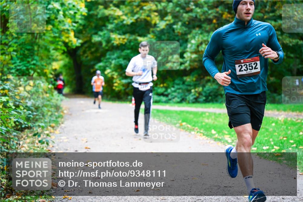 12.10.2025 - Bramfelder Halbmarathon 2025 Dr. Thomas Lammeyer http://msf.ph/oto/9348111 12.10.2025 10:26:03 Laufen 2381, 2352 meine-sportfotos.de