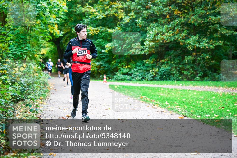 12.10.2025 - Bramfelder Halbmarathon 2025 Dr. Thomas Lammeyer http://msf.ph/oto/9348140 12.10.2025 10:26:13 Laufen 2537 meine-sportfotos.de