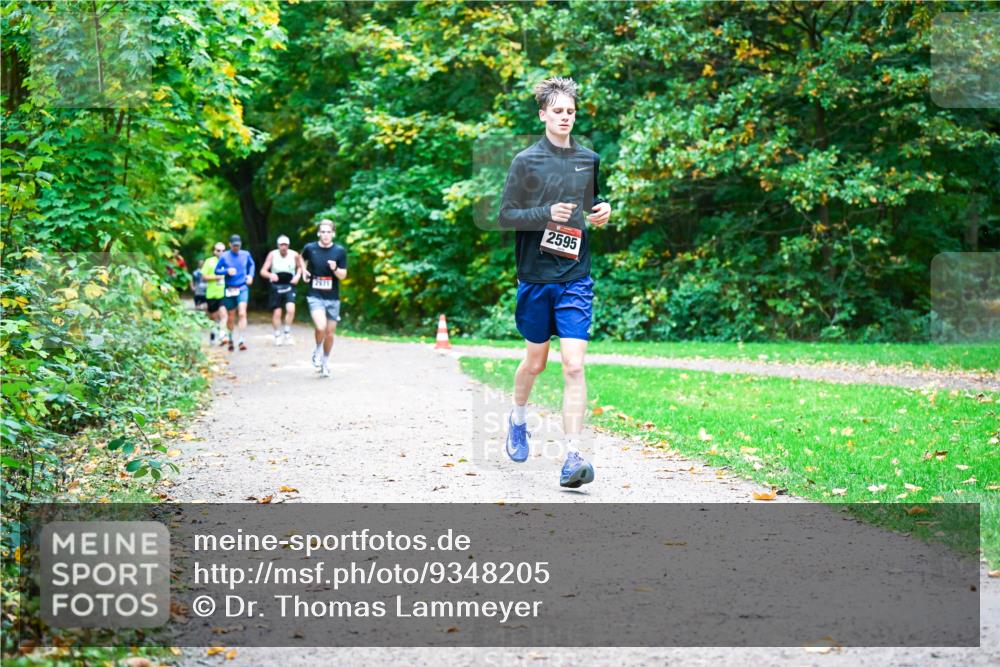 12.10.2025 - Bramfelder Halbmarathon 2025 Dr. Thomas Lammeyer http://msf.ph/oto/9348205 12.10.2025 10:26:28 Laufen 2571, 2595 meine-sportfotos.de