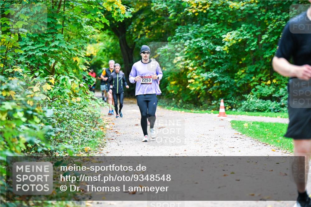 12.10.2025 - Bramfelder Halbmarathon 2025 Dr. Thomas Lammeyer http://msf.ph/oto/9348548 12.10.2025 10:27:45 Laufen 2253 meine-sportfotos.de