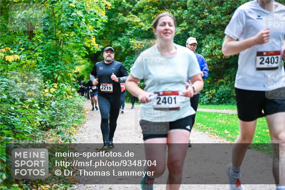 12.10.2025 - Bramfelder Halbmarathon 2025 Dr. Thomas Lammeyer http://msf.ph/oto/9348704 12.10.2025 10:28:15 Laufen 2215, 2401, 2403 meine-sportfotos.de