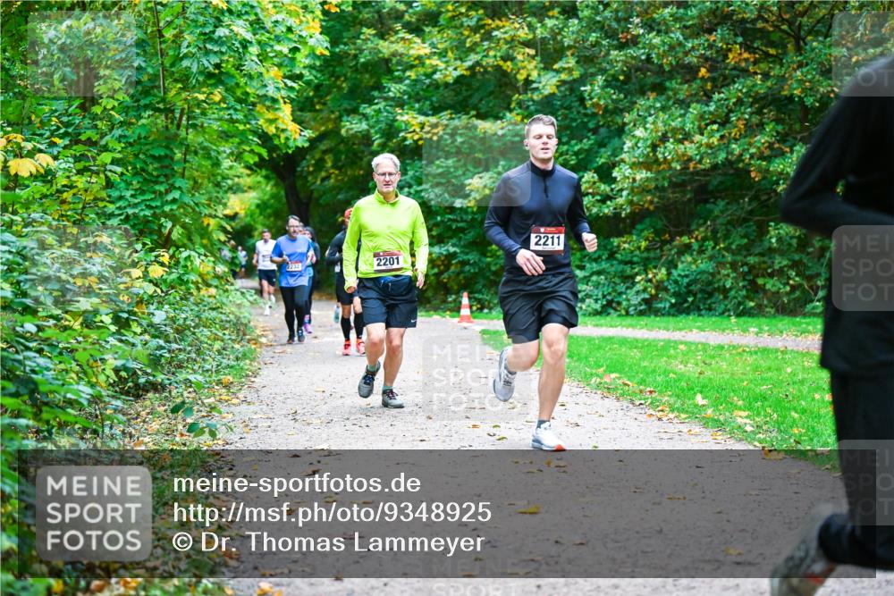 12.10.2025 - Bramfelder Halbmarathon 2025 Dr. Thomas Lammeyer http://msf.ph/oto/9348925 12.10.2025 10:29:01 Laufen 2232, 2201, 2211 meine-sportfotos.de