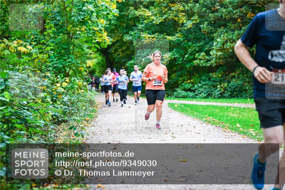 12.10.2025 - Bramfelder Halbmarathon 2025 Dr. Thomas Lammeyer http://msf.ph/oto/9349030 12.10.2025 10:29:24 Laufen 2205, 3334, 2269, 21 meine-sportfotos.de