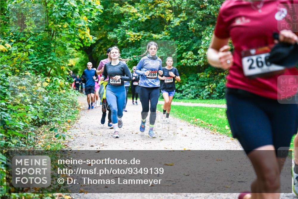 12.10.2025 - Bramfelder Halbmarathon 2025 Dr. Thomas Lammeyer http://msf.ph/oto/9349139 12.10.2025 10:29:45 Laufen 2599, 2594, 2409, 266 meine-sportfotos.de