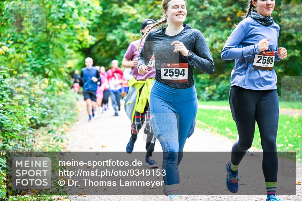 12.10.2025 - Bramfelder Halbmarathon 2025 Dr. Thomas Lammeyer http://msf.ph/oto/9349153 12.10.2025 10:29:48 Laufen 3, 34, 2594, 2599 meine-sportfotos.de