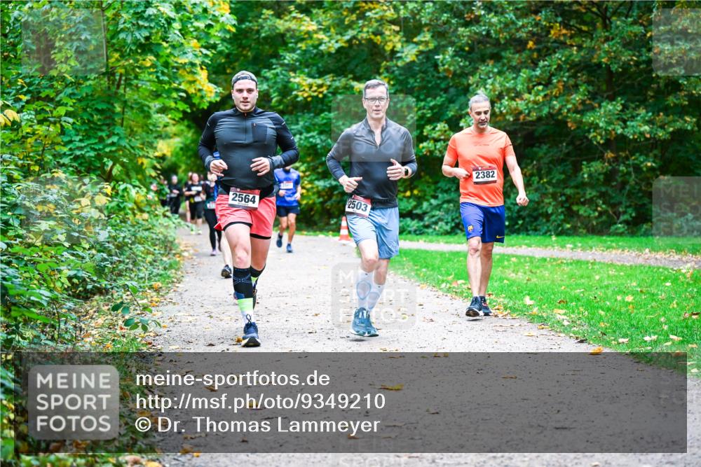 12.10.2025 - Bramfelder Halbmarathon 2025 Dr. Thomas Lammeyer http://msf.ph/oto/9349210 12.10.2025 10:29:58 Laufen 2564, 2503, 2382 meine-sportfotos.de