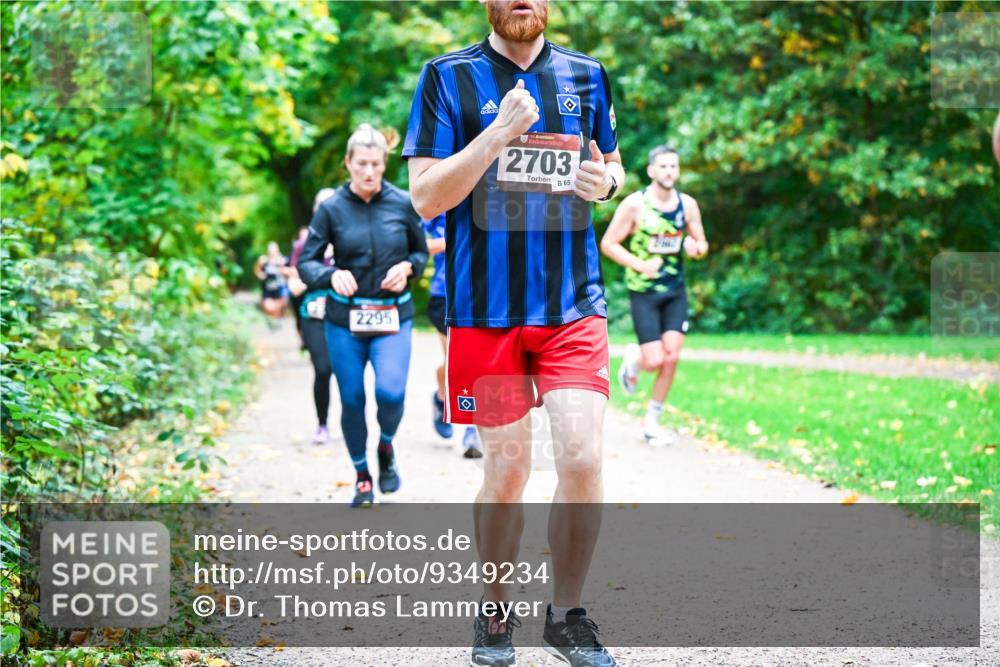 12.10.2025 - Bramfelder Halbmarathon 2025 Dr. Thomas Lammeyer http://msf.ph/oto/9349234 12.10.2025 10:30:03 Laufen 2295, 34, 2703, 65, 2 meine-sportfotos.de